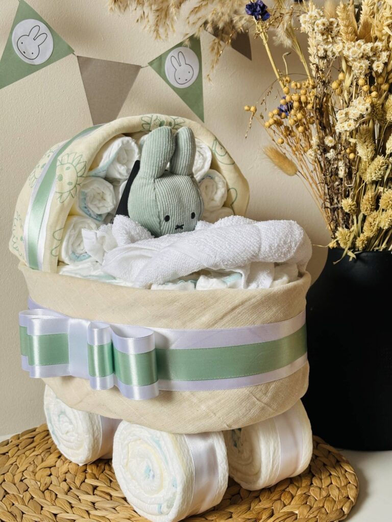 Luiertaart wandelwagen met Nijntje groen – kraamcadeau