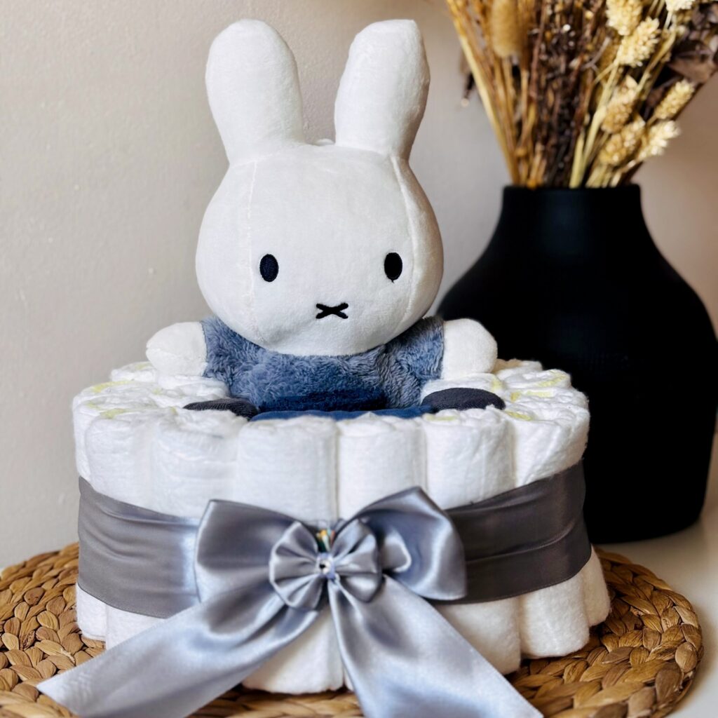 Luiertaart met Nijntje Fluffy Blauw handgemaakt kraamcadeau