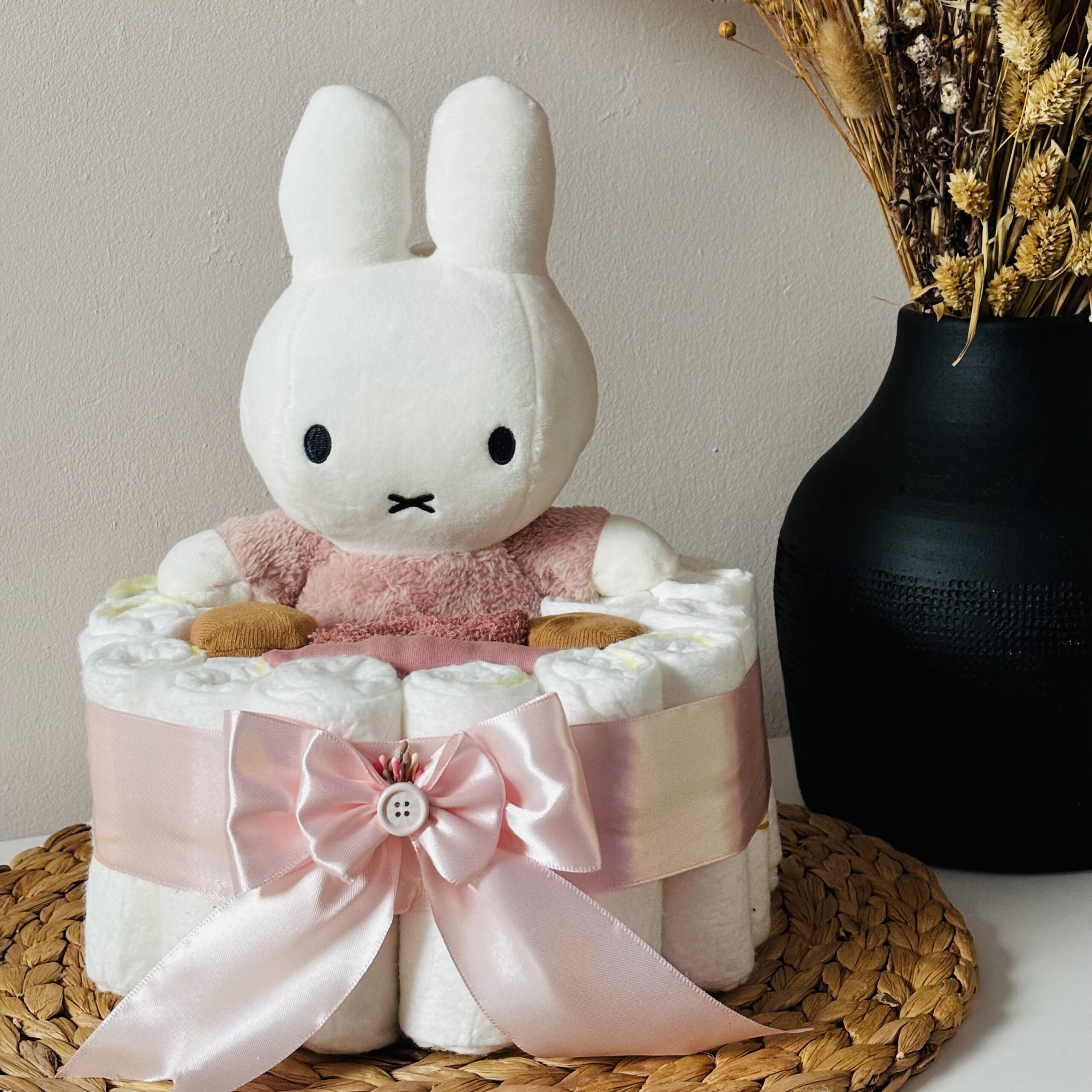 Nijntje Fluffy Pink Cadeau Roze luiertaart met zachte Nijntje knuffel