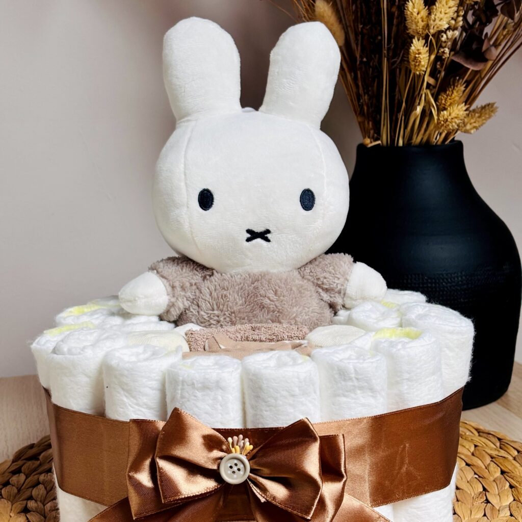 Luiertaart met Nijntje Fluffy Taupe handgemaakt kraamcadeau