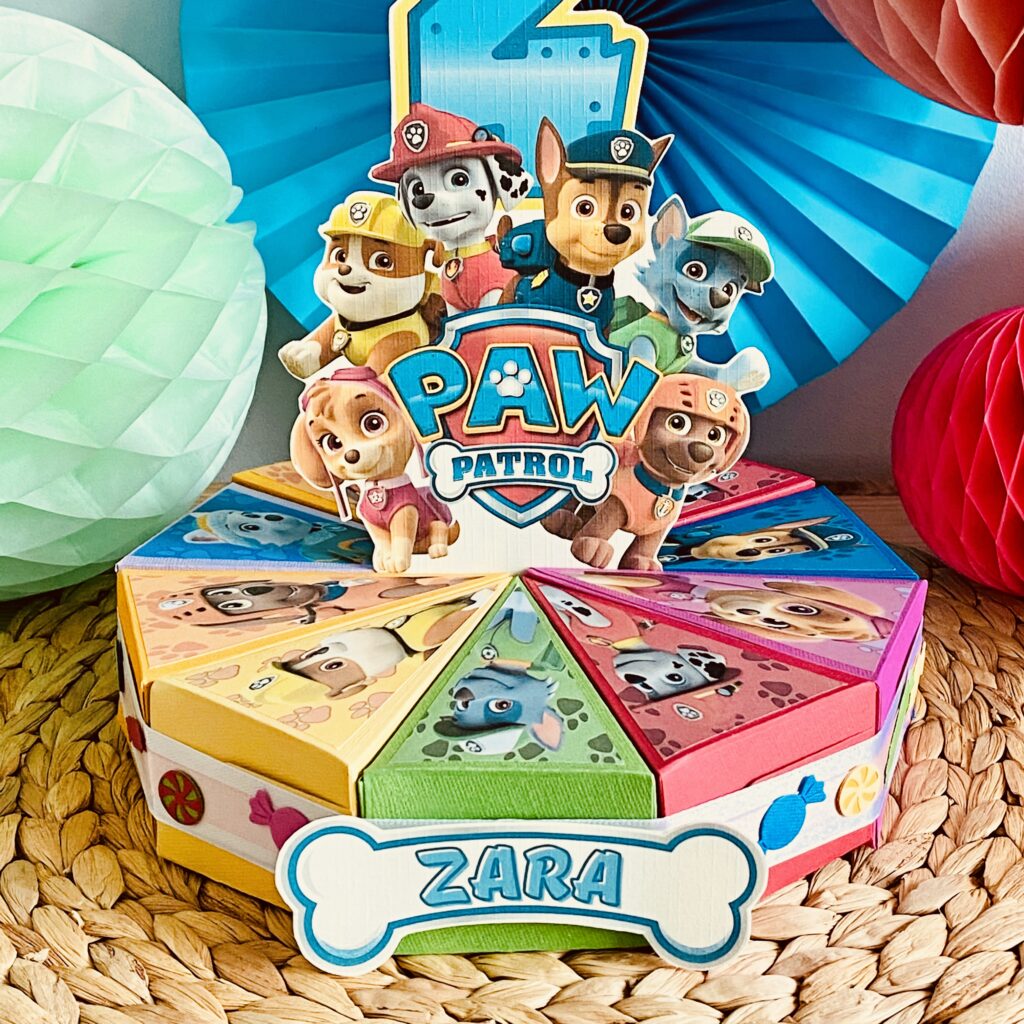 Paw Patrol taart met kleurrijke doosjes voor feestje